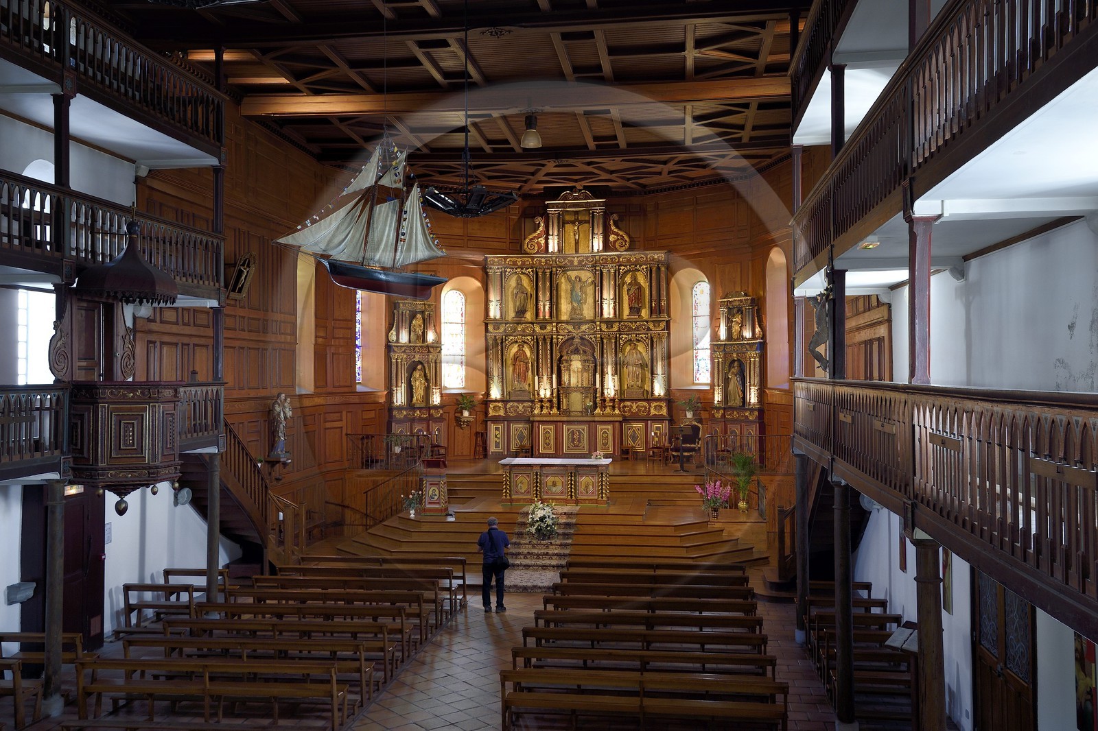France, Pyrénées-Atlantiques (64), la côte du Pays-Basque, Bidart, l'église Notre-Dame-de-l'Assomption, le choeur et les galeries en bois, ex-voto