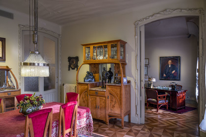 Espagne, Catalogne, Barcelone, quartier de l'Eixample, Passeig de Gracia, Pedrera ou Casa Mila (1905-1910) de l'architecte du modernisme catalan Antoni Gaudi, site classé au Patrimoine Mondial de l'UNESCO, la salle à manger et le bureau