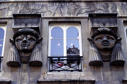France, Paris (75), place du Caire, entrée du Passage du Caire, chapiteaux hathoriques d'inspiration égyptienne