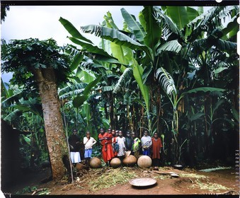 Burundi, province de Kirundo, région du lac Cyohoha Sud aussi appelé lac Cohoha, groupe d'enfants des deux ethnies Tutsi et Hutu dans une bananeraie (reproduction plan-film inversible 4x5)