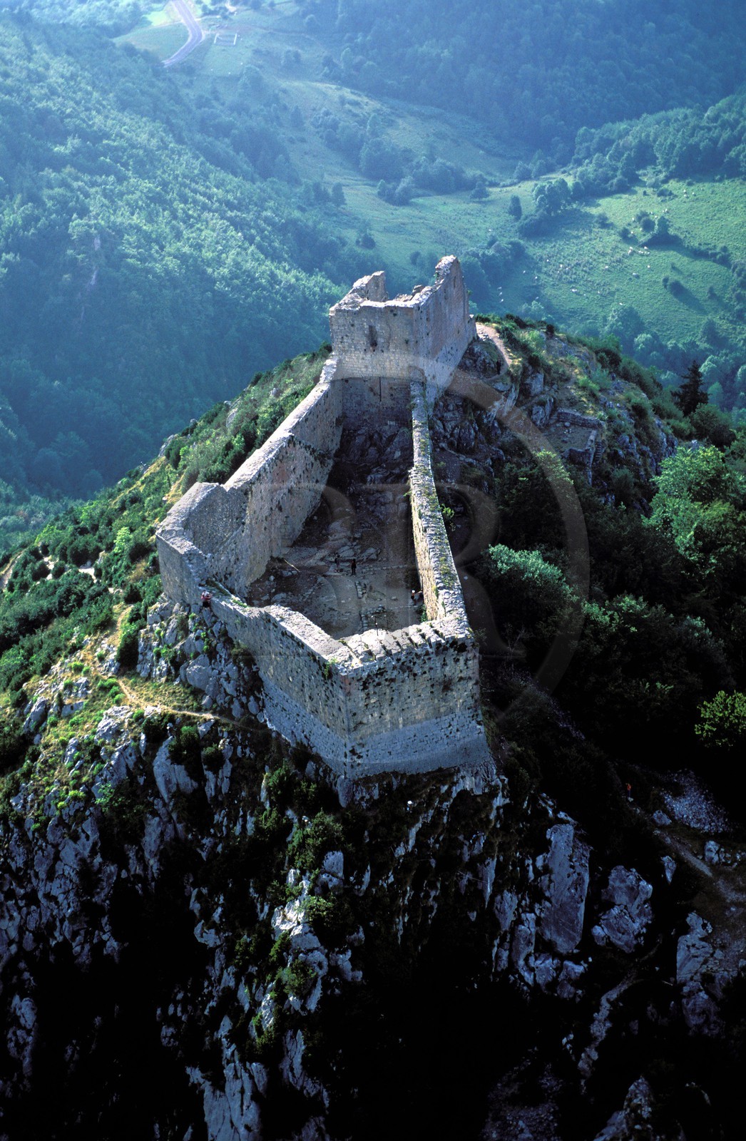 France, Ariège (09), Pays d' Olmes, château cathare de Montségur perché sur un pog (vue aérienne)