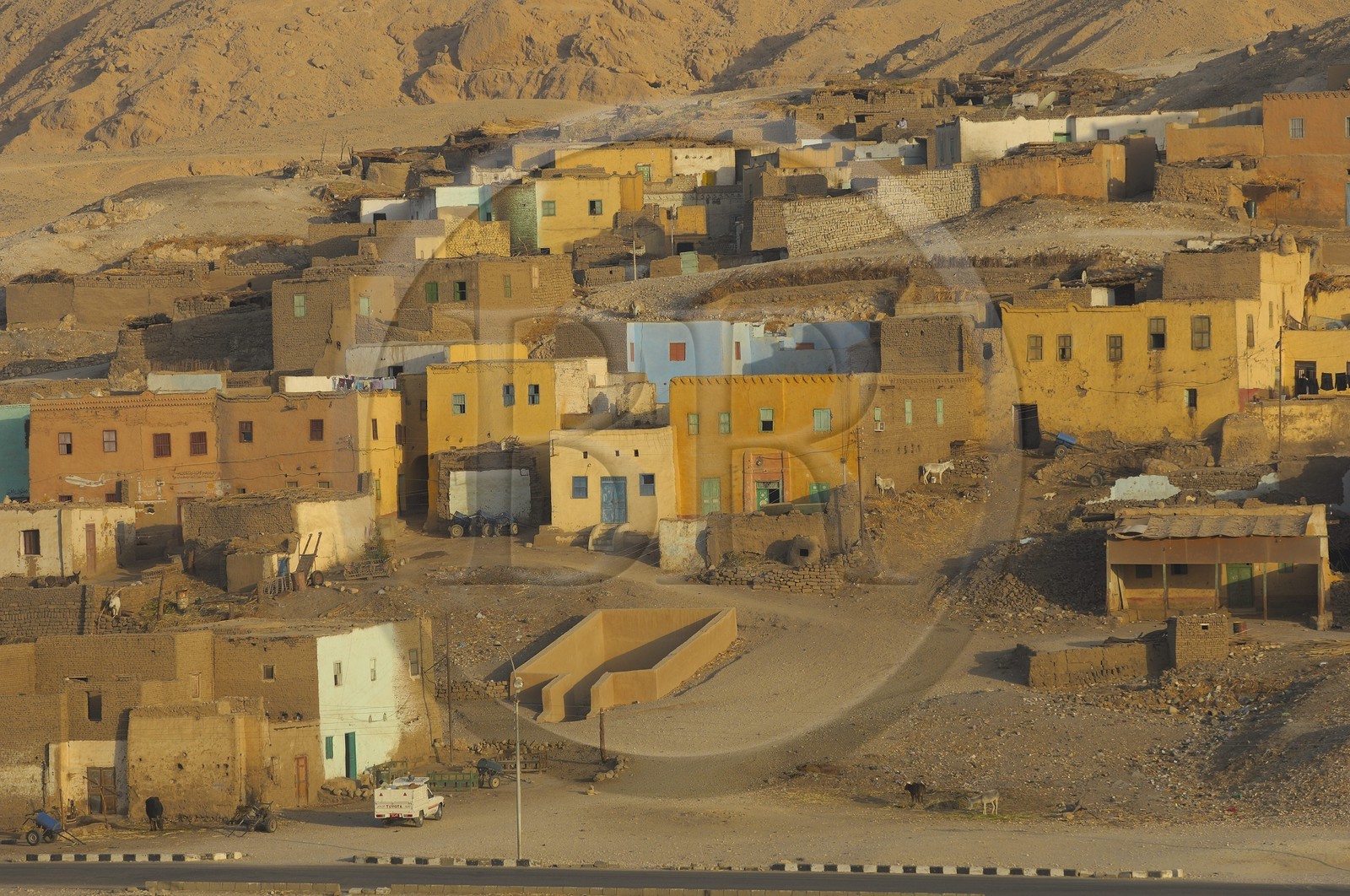 Egypte, Haute Egypte, vallée du Nil, environs de Louxor, Thèbes Ouest, nécropole thébaine, vieux village de Gournah au pied des Tombes des Nobles (vue aérienne)