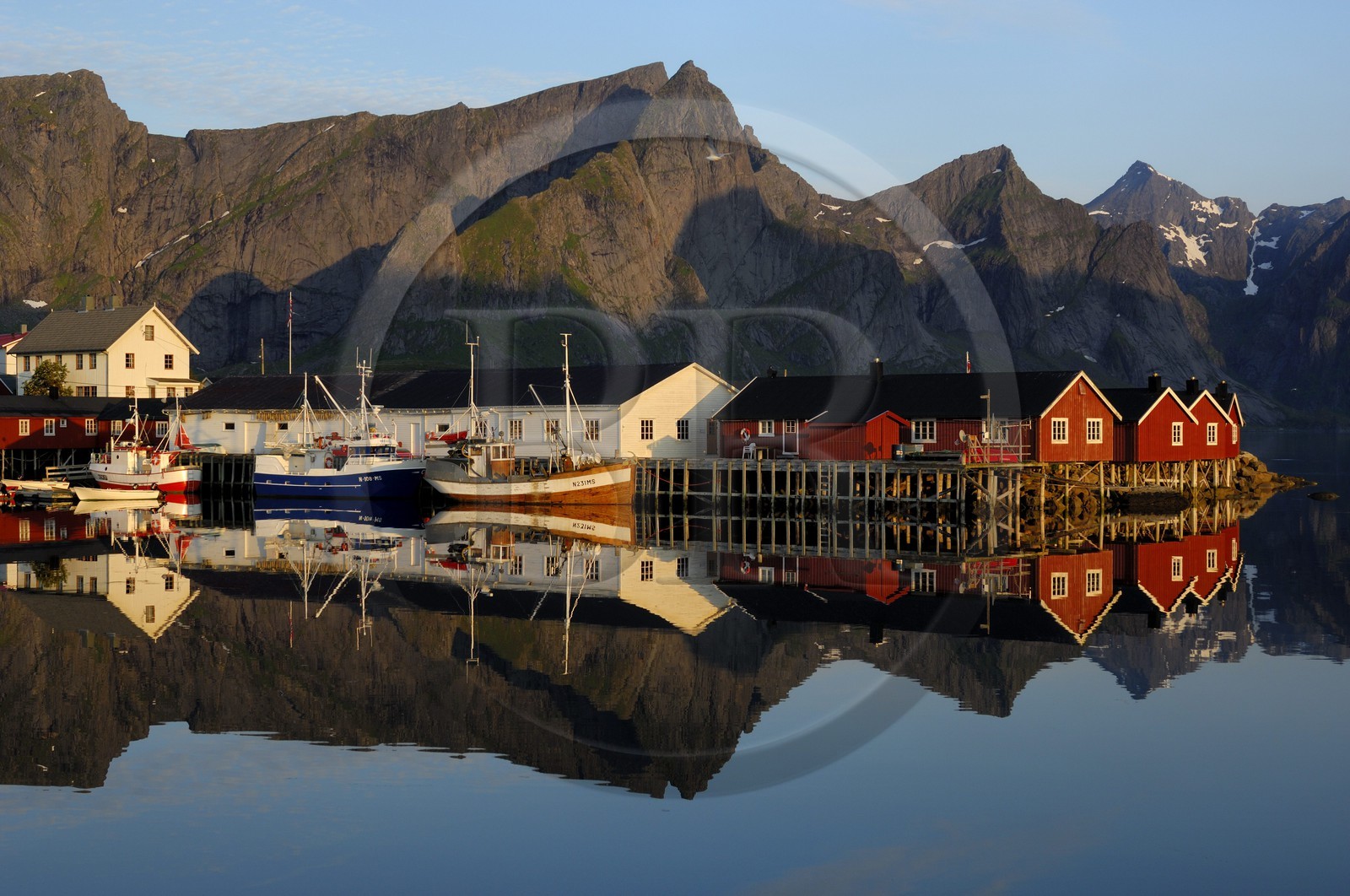 Norway, Nordland County, Lofoten Islands, Moskenes island , fishermen's port of Hamnoy near Reine under the midnight sun