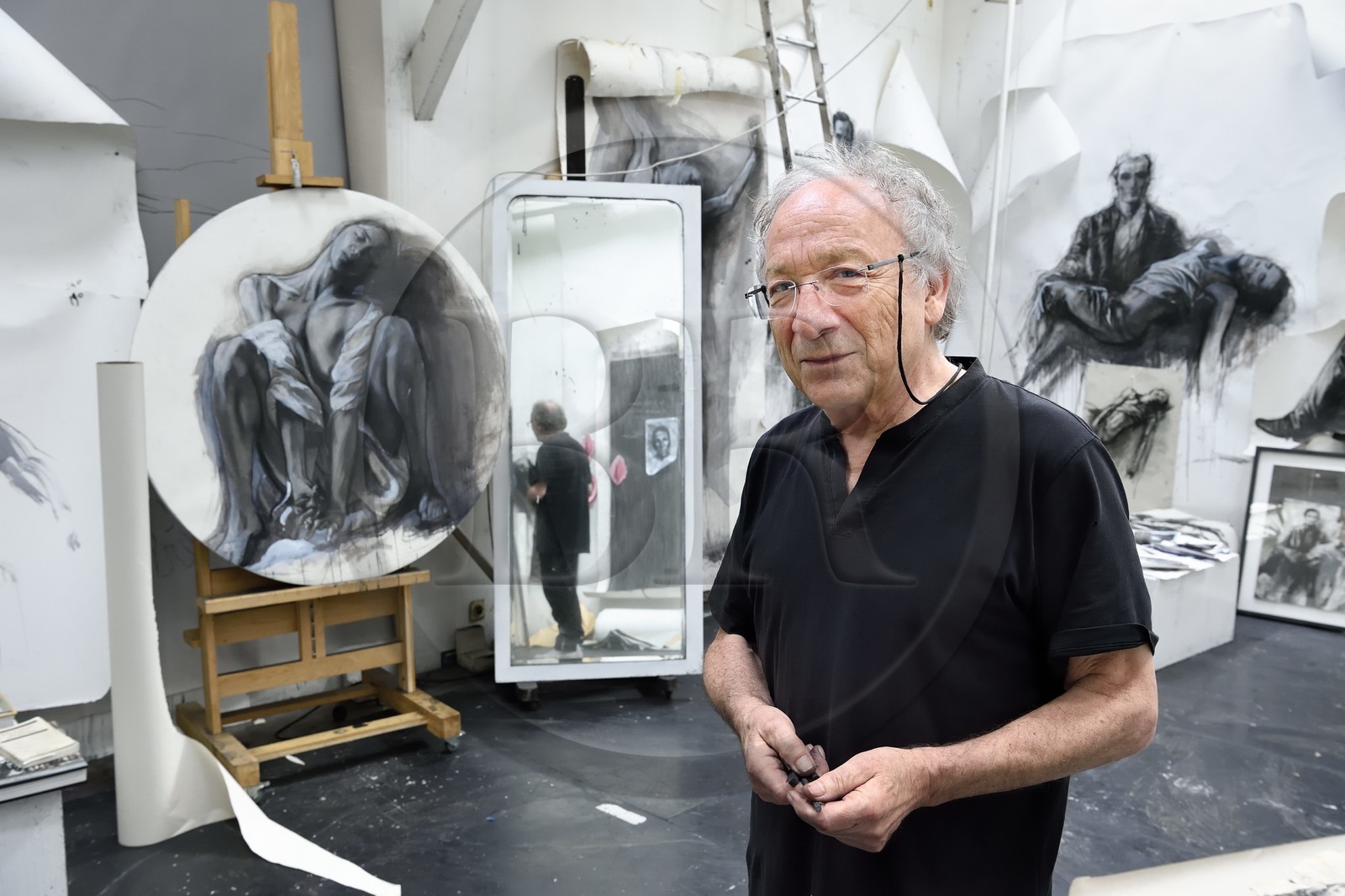 France, Ivry-sur-Seine (94), l'artiste plasticien Ernest Pignon-Ernest dans son atelier France, Ivry-sur-Seine (94), l'artiste plasticien Ernest Pignon-Ernest dans son atelier