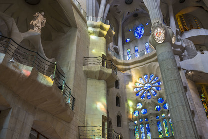 Espagne, Catalogne, Barcelone, quartier de l'Eixample, basilique de la Sagrada Familia de l'architecte du modernisme catalan Antoni Gaudi classée Patrimoine Mondial de l'UNESCO, l'intérieur de la facade de la Passion dédié à la Vierge Marie et le transept à droite