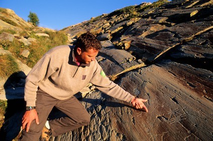 France, Alpes Maritimes, Mercantour National Park, Vallee des Merveilles near Fontanalbe, cave engravings on the Sacred Way (1800 1500 BC) shown by the park guard Yannick Bielle