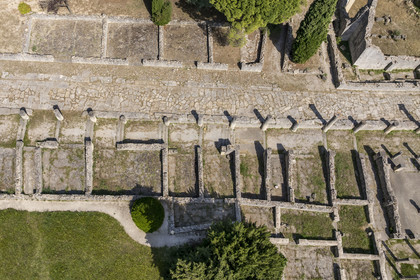 France, Vaucluse (84), Vaison-la-Romaine, site archéologique de la Villasse, la rue des boutiques (vue aérienne)