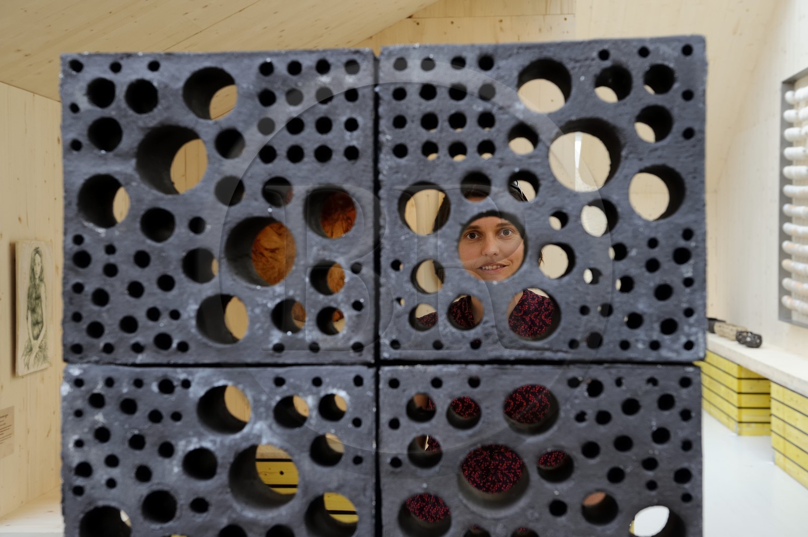 Norvège, Rogaland, Sandnes, exposition de design A World of Folk (Stavanger 2008), jeu de transparence d'un mur en brique céramique de Hilde Angel Danielsen