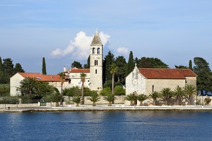 Croatie, Dalmatie, cote dalmate, Ile de Vis, village de Vis, monastère Saint-Jérome édifié au XVIe siècle par les franciscains sur la petite péninsule de Pirovo