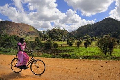 Tanzania, Morogoro district, Uluguru mountains, cycliste on the Matombo track