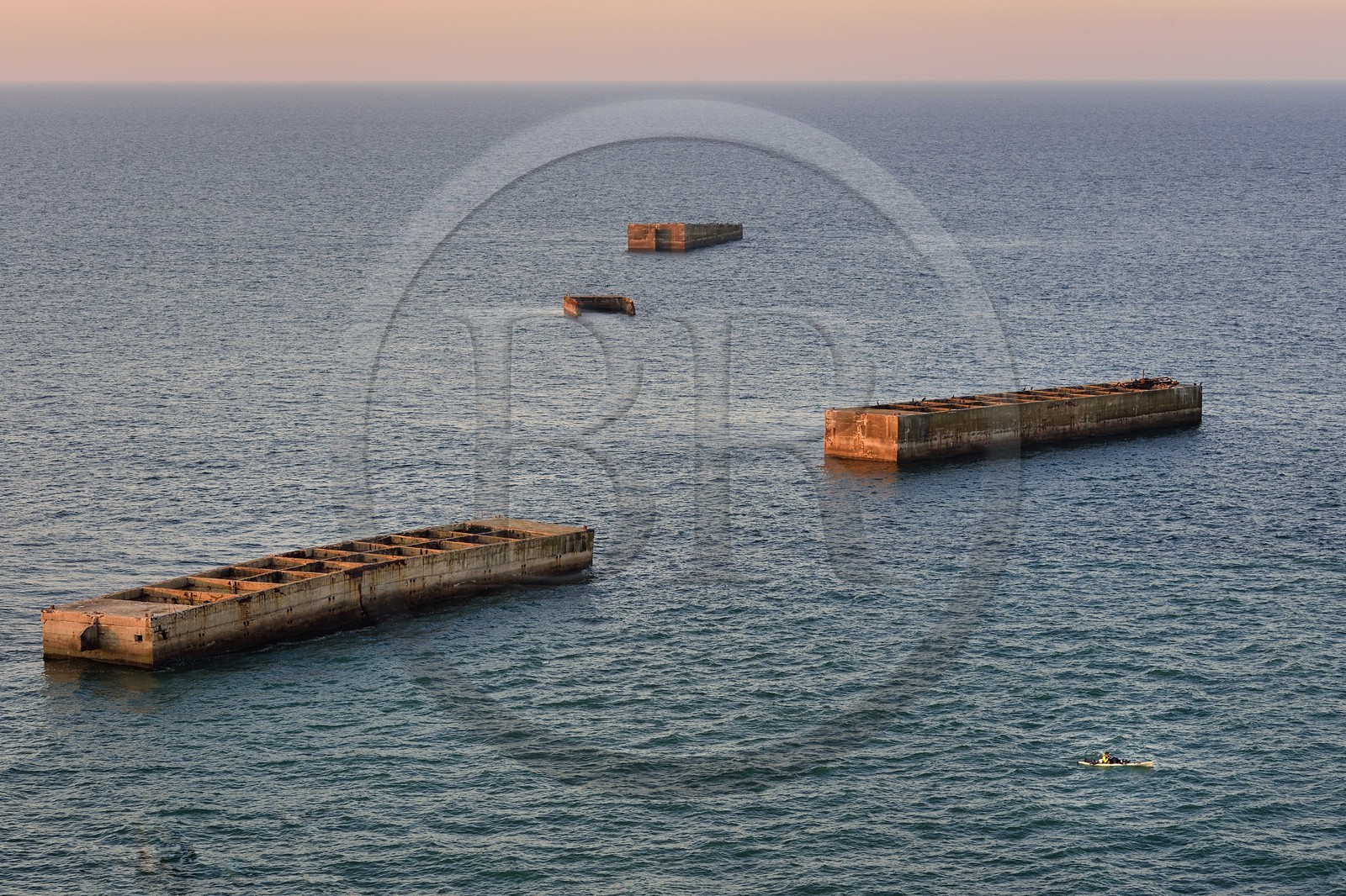 France, Calvados (14), Arromanches-les-Bains,  vestiges du Mulberry B ou port Winston, caissons Phoenix