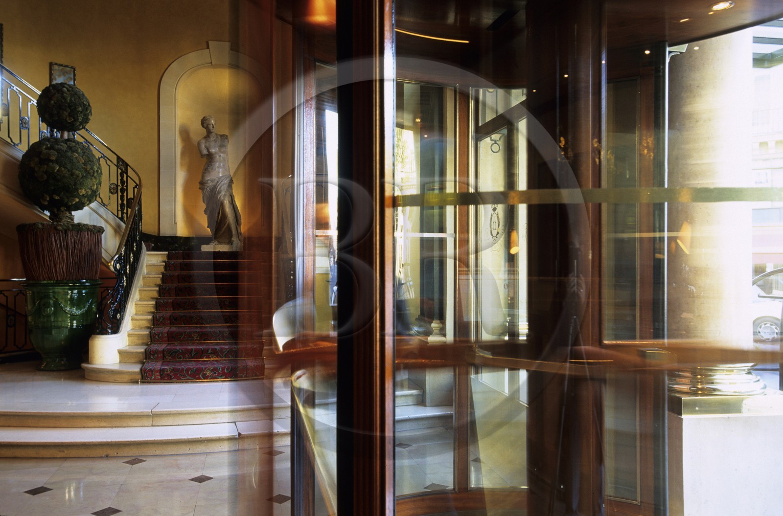 France, Paris (75), hall d'entrée de l'hôtel du Louvre