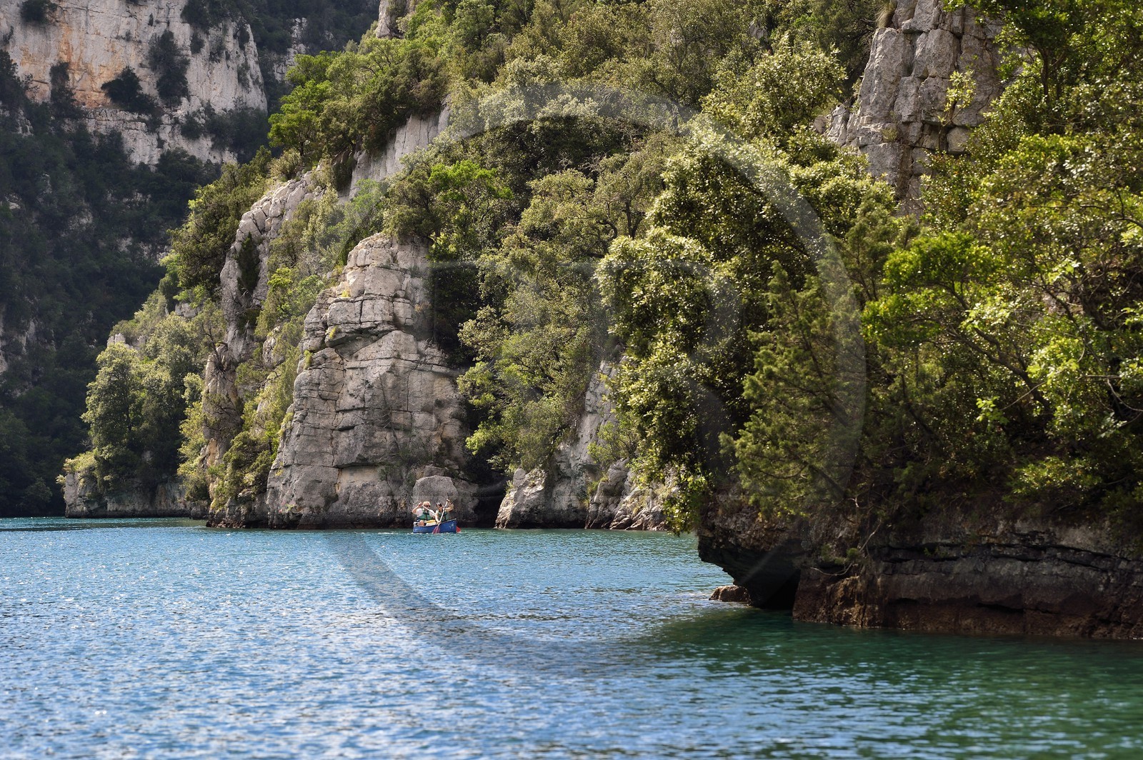 France, Alpes-de-Haute-Provence (04), Parc Naturel Régional du Verdon, kayak dans les Basses Gorges du Verdon en aval du lac de Sainte Croix