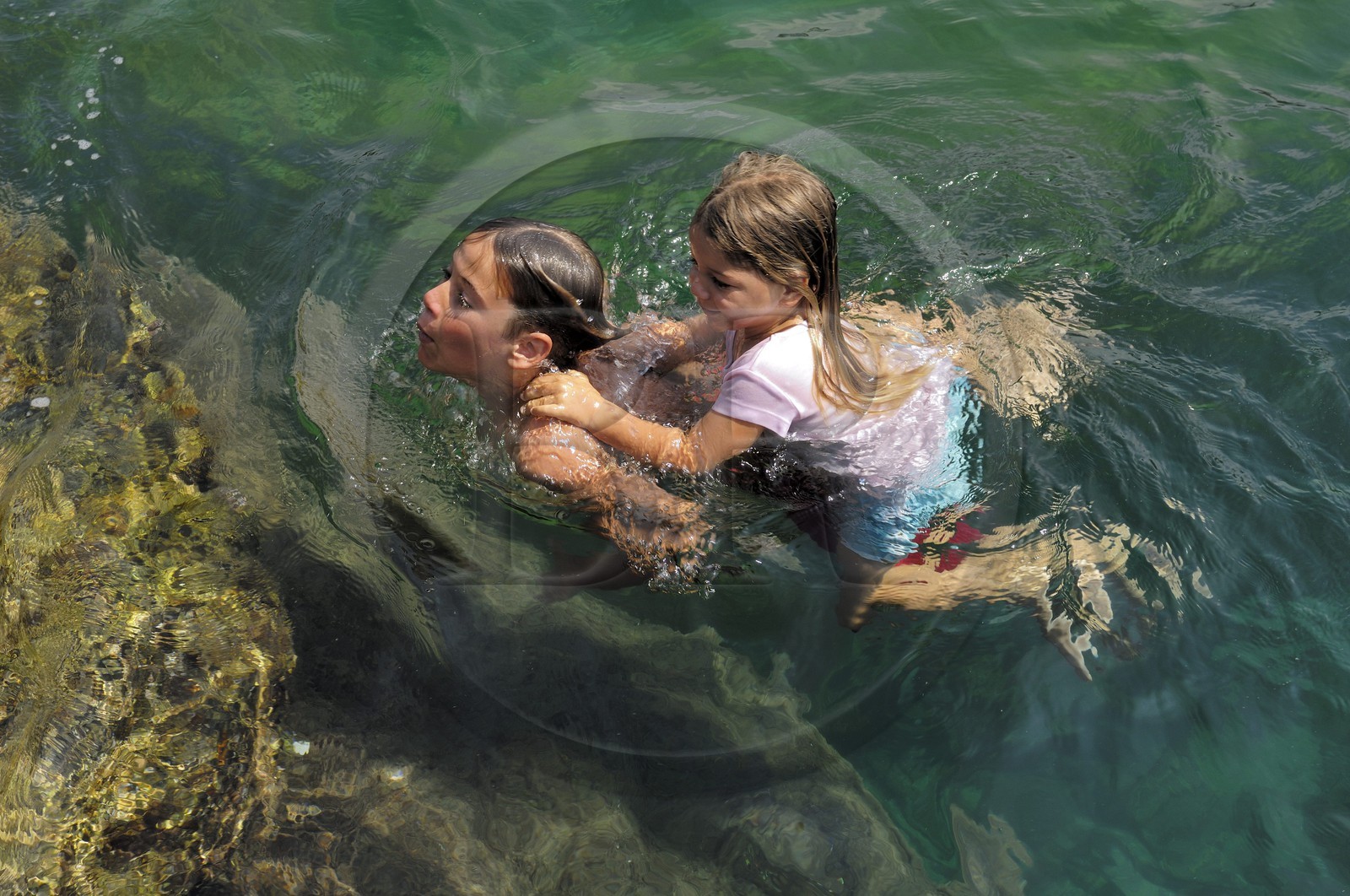 Brésil, Etat de Rio de Janeiro, Paraty, Ile Catimbau, Thomas Campers avec sa jeune sœur