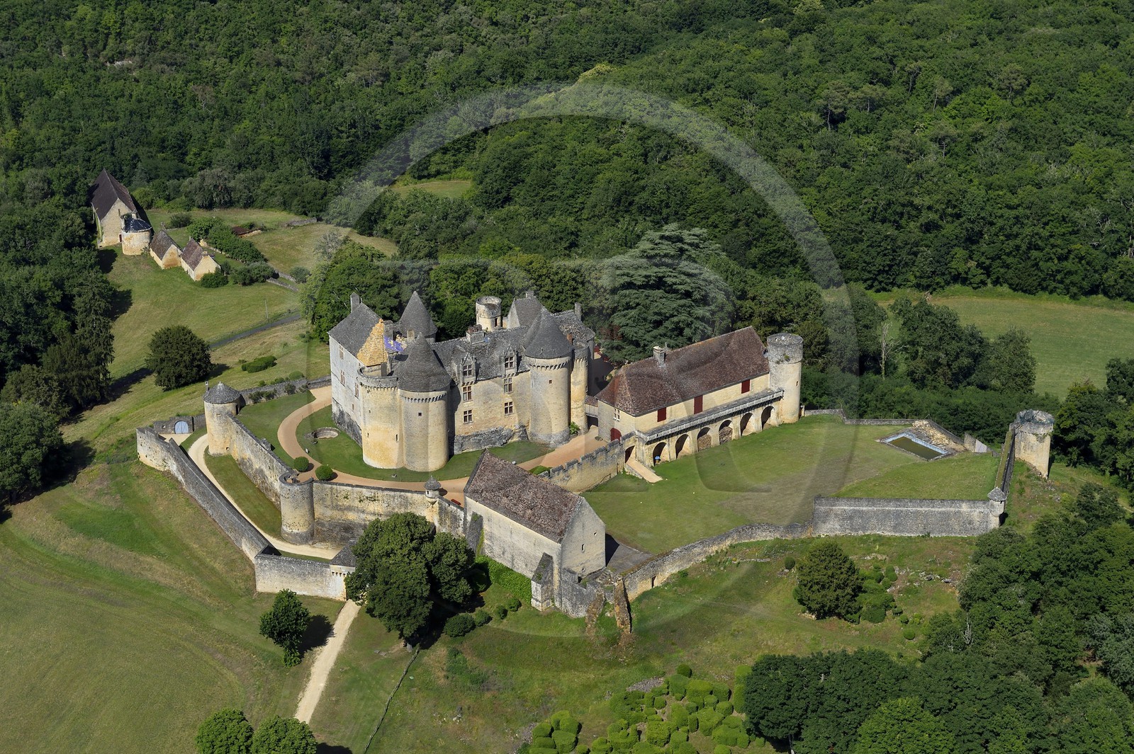France, Dordogne (24), Périgord Noir, vallée de la Dordogne, Sainte-Mondane, le chateau de Fénelon (vue aérienne)