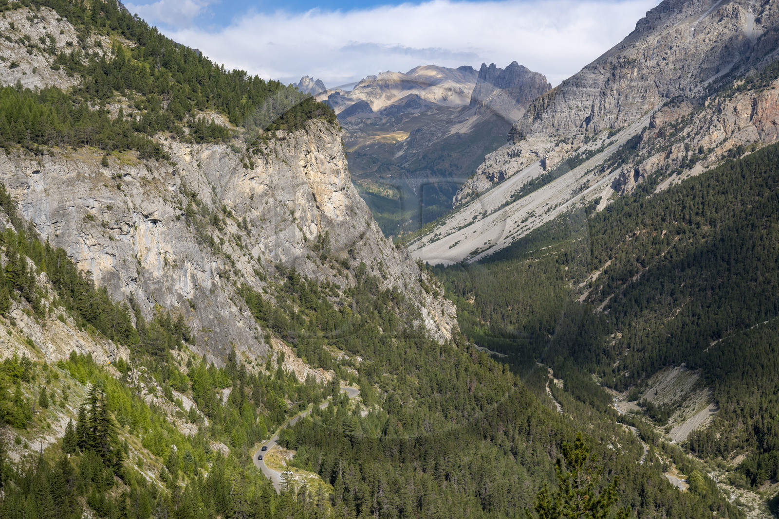 France, Hautes Alpes (05), Névache, entrée de la Vallée Étroite à la frontière italienne, le Mont Thabor et le Grand Séru en arrière plan France, Hautes Alpes (05), Névache, entrée de la Vallée Étroite à la frontière italienne, le Mont Thabor et le Grand Séru en arrière plan