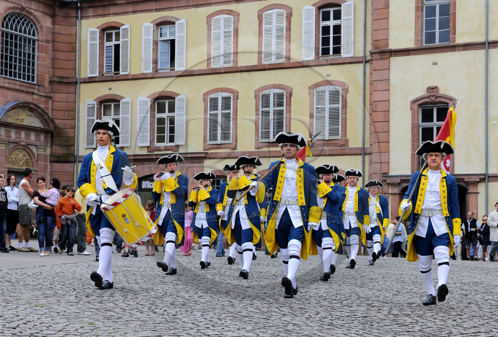 France, Vosges (88), Senones, capitale de l’ex-Principauté de Salm-Salm rattachée à la France en 1793, la relève de la Garde devant l'ancienne abbaye
