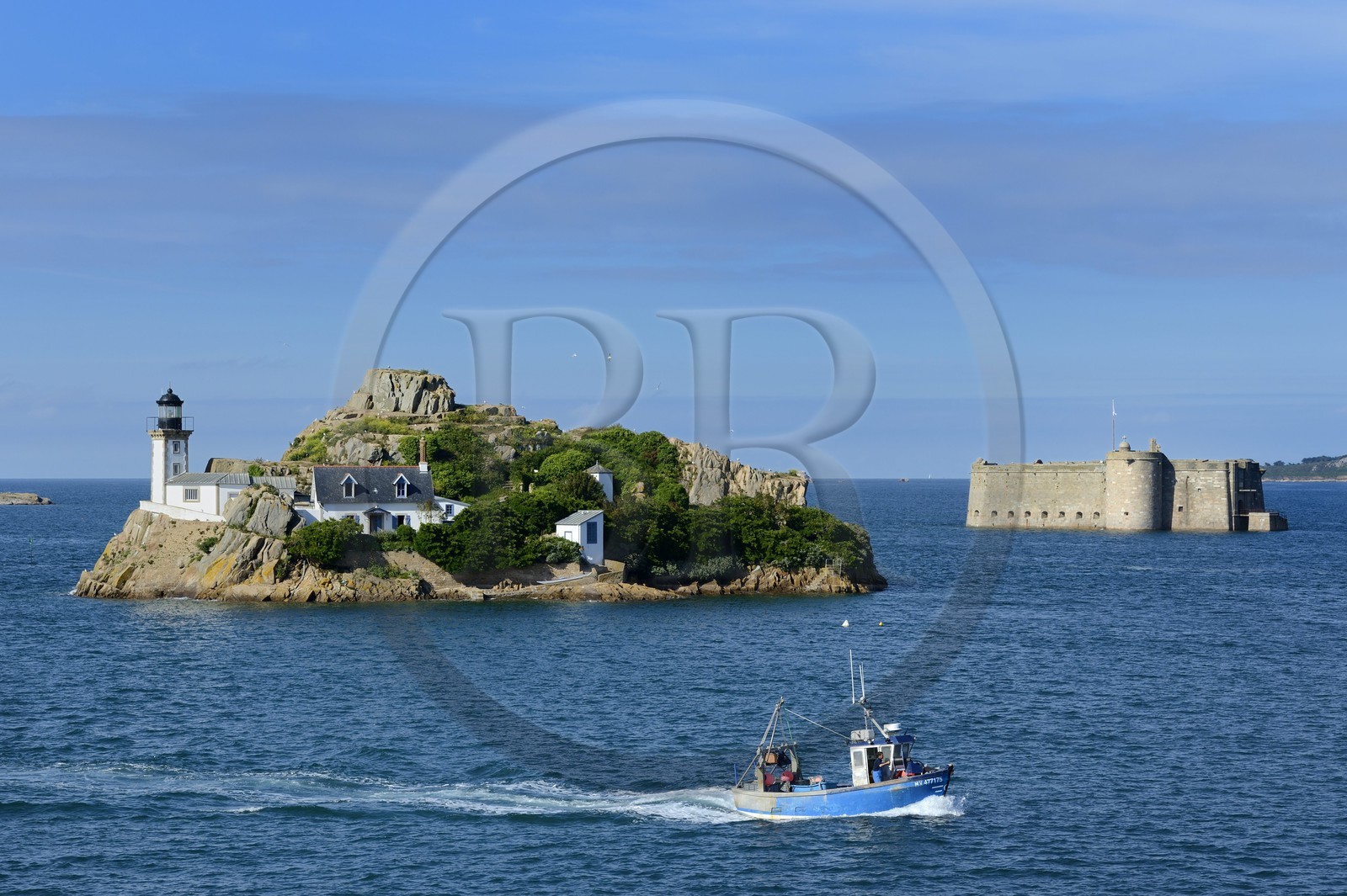 France, Finistère (29), baie de Morlaix, Carantec,  maison-phare de l'Ile Louet (aussi une maison d'hôtes en saison estivale) et le château du Taureau construit par Vauban au XVIIe siècle