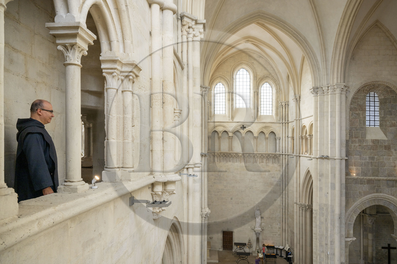 France, Yonne (89), parc naturel régional du Morvan, Vézelay, classé au Patrimoine Mondial de l'UNESCO, labellisé Les Plus Beaux Villages de France, point de départ de l'une des principales voies de pèlerinage de Saint-Jacques-de-Compostelle, la basilique Sainte-Marie-Madeleine, le frère Matteo de la Fraternité de Jérusalem en tunique et chasuble noir dans le triforium surplombant le transept