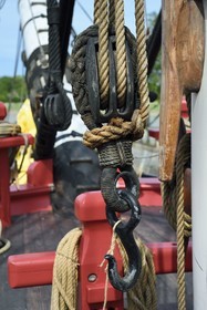 France, Charente-Maritime (17), Rochefort, Centre International de la mer dans l'ancien Arsenal maritime de Rochefort, la frégate Hermione réplique du trois-mats où le marquis de Lafayette embarqua pour l’Amérique en 1780, cordages et poulies