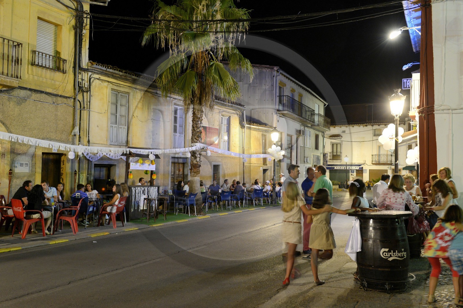 Espagne, Estremadure, Guadalupe, terrasses de restaurants en été dans une rue du village