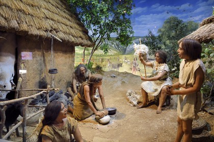 France, Alpes-de-Haute-Provence (04), Parc Naturel Régional du Verdon, Quinson, Musée de préhistoire des Gorges du Verdon conçu par l'architecte Norman Foster, reconstitution d'un village néolithique en Haute-Provence (vers 2000 av. J-C)