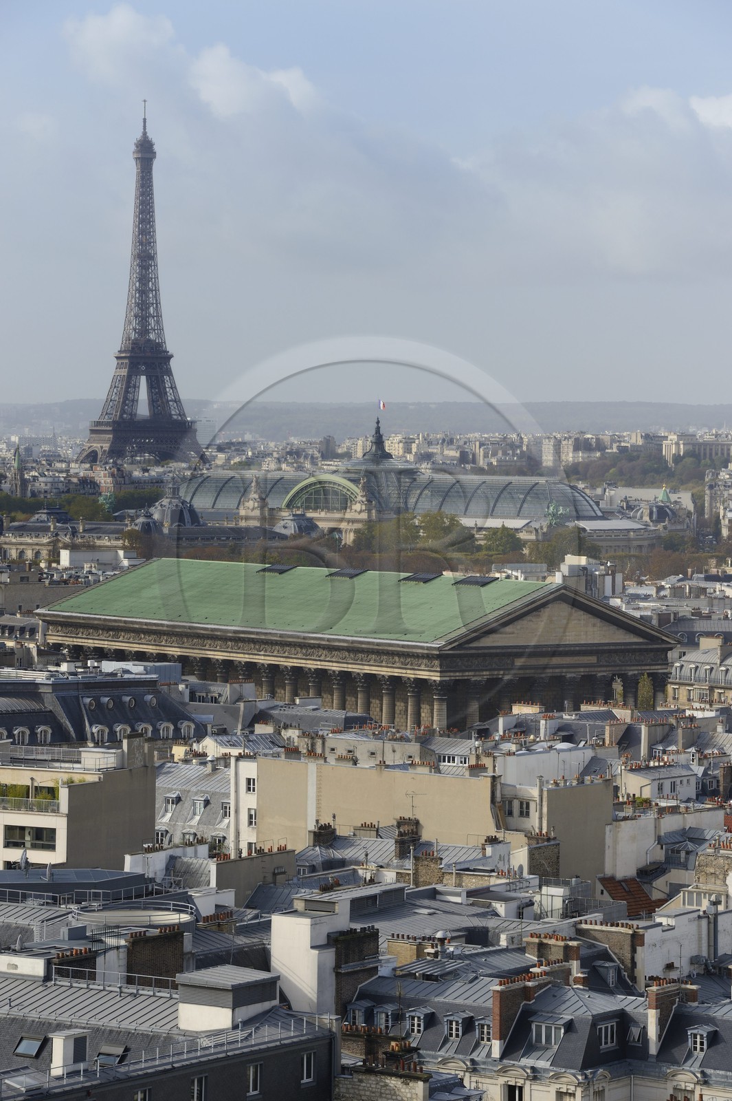France, Paris (75), le fronton de l'église de la Madeleine, la verrière du Grand Palais et la Tour Eiffel