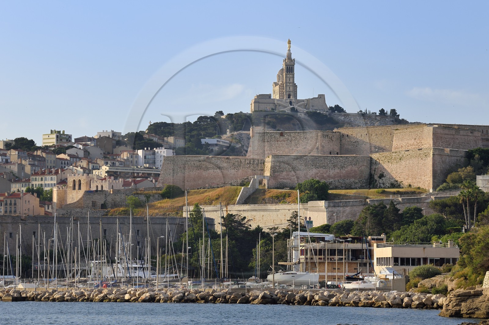 France, Bouches-du-Rhône (13), Marseille, l'entrée du Vieux Port, le Fort Saint Nicolas et la basilique Notre Dame de La Garde en arrière plan