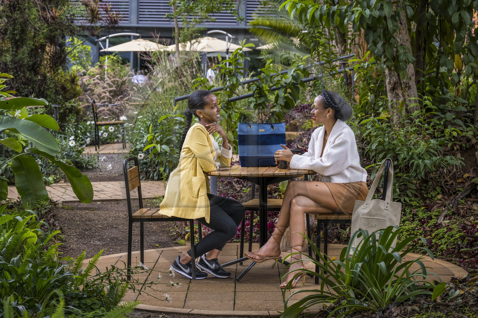 Rwanda, Kigali, Norrsken House Kigali, la styliste Gloria Girabawe, fondatrice et PDG de Flove, présente un nouveau sac de sa collection à son amie Winnie Shema