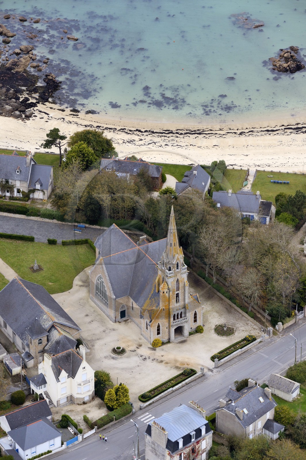 France, Finistère (29), Pays Pagan, Brignogan-Plages, l'église (vue aérienne)