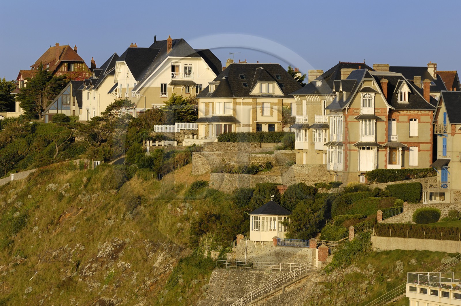 France, Manche (50), Granville, villas surplombant la plage et la promenade du Plat Gousset vus depuis la place de l'Isthme