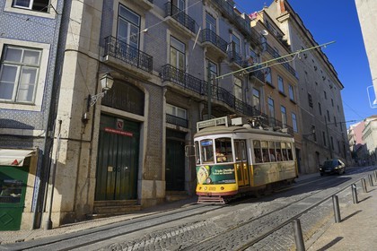 Portugal, Lisbonne, quartier de l'Alfama, tramway (electricos) dans la rua Augusto Rosa