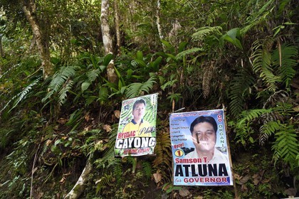 Philippines, province d'Ifugao, région de Banaue, village de Batad, affiches de candidats aux élections de conseiller et de gouverneur jusque dans la forêt