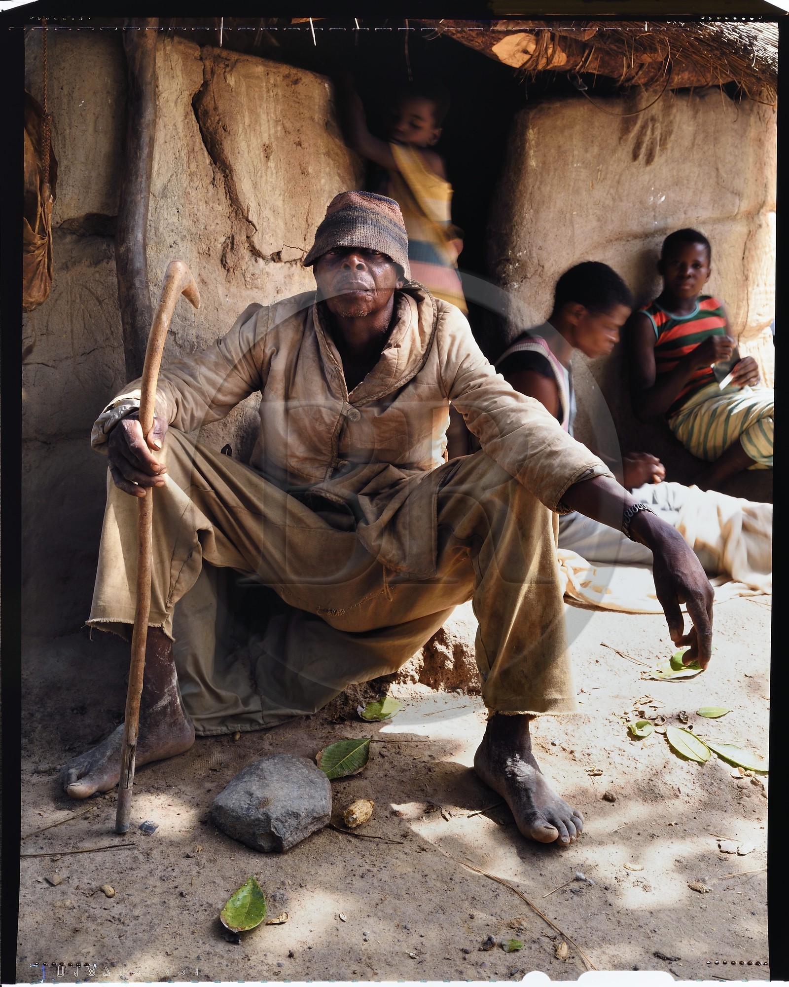 Burkina Faso, province de Poni, pays des Lobi, région de Loropéni, le fou du village de Lakar, comme dans beaucoup d'autre civilisations, l'original revête un caractère sacré, il fait bien sûr rire par ses facéties mais on le respecte aussi car les esprits parlent à travers lui Burkina Faso, province de Poni, pays des Lobi, région de Loropéni, le fou du village de Lakar, comme dans beaucoup d'autre civilisations, l'original revête un caractère sacré, il fait bien sûr rire par ses facéties mais on le respecte aussi car les esprits parlent à travers lui