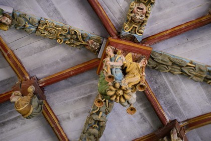 France, Finistère (29), église de Pleyben, sculptures peintes en bois sur la sablière décorant la voûte (16ème siècle)