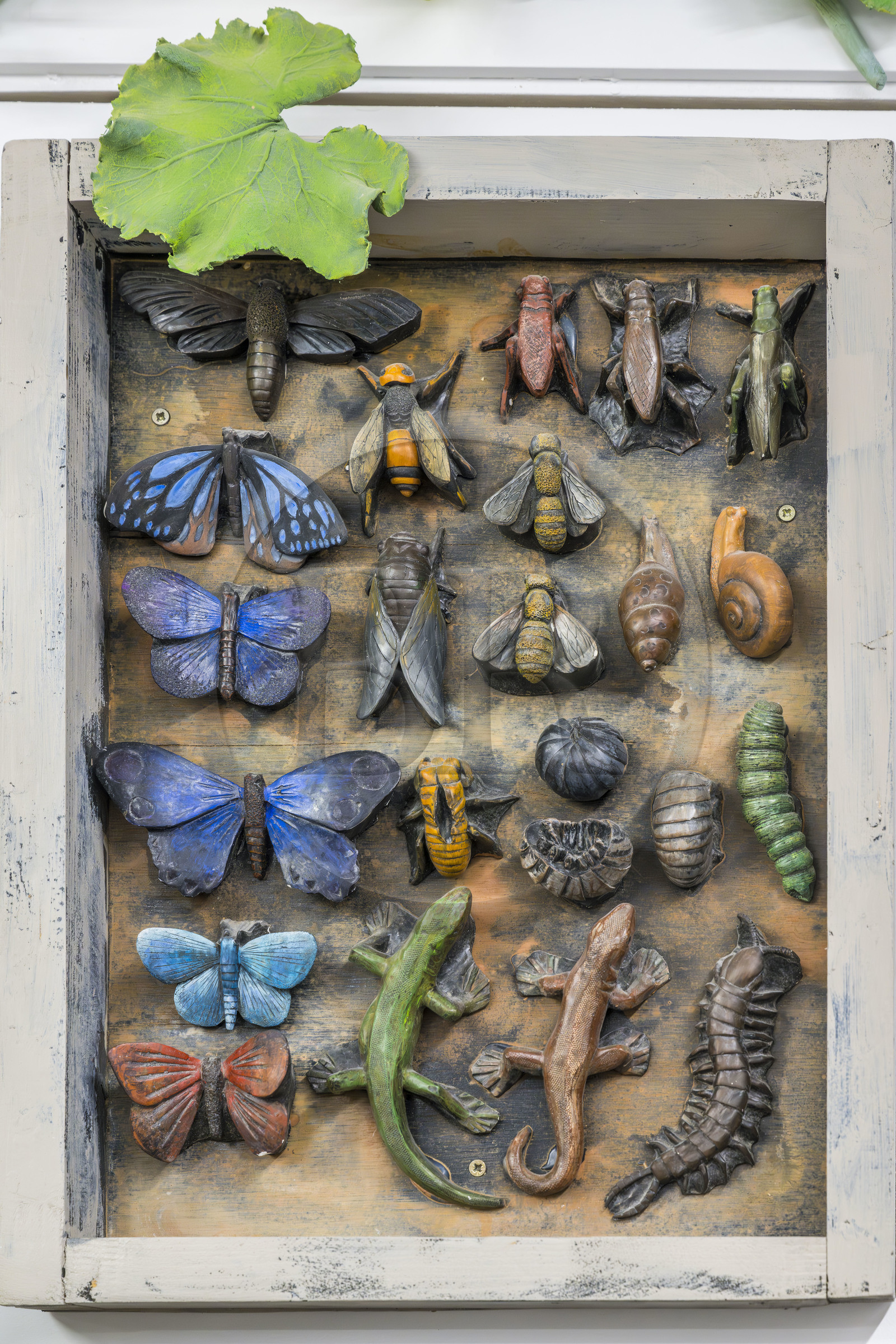 Espagne, Catalogne, Barcelone, quartier de l'Eixample, basilique de la Sagrada Familia de l'architecte du modernisme catalan Antoni Gaudi classée Patrimoine Mondial de l'UNESCO, l'atelier maquettes, maquette des animaux représentés sur les portes centrales en bronze de la facade de la Nativité réalisées par le sculpteur japonais Etsuro Sotoo