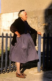 France, Finistère (29), Guilvinec, vieille bretonne en habits traditionnels de tous les jours
