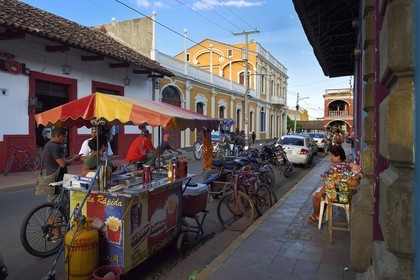Nicaragua, Granada, commerce de rue dans la calle Real Xalteva dans la vieille ville