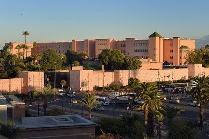 Maroc, Haut-Atlas, Marrakech, ville impériale, Médina classée Patrimoine Mondial de l'UNESCO, les remparts de la ville et l'hotel de luxe Mamounia en arrière plan