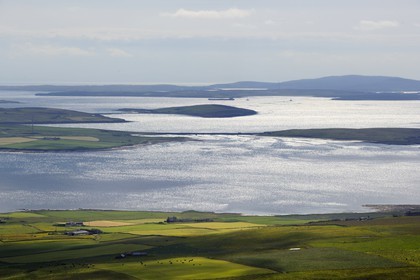 Royaume-Uni, Ecosse, Iles Orcades, Scapa Flow, Ile de Mainland au premier plan et Ile de Hoy en arrière plan (vue aérienne)