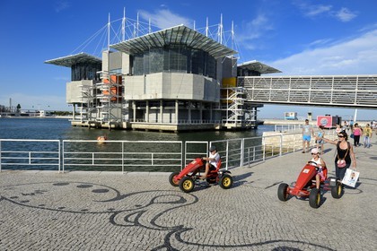 Portugal, Lisbonne, Parque das Nações (Parc des nations) construit pour l'exposition universelle de 1998, Oceanário (Oceanarium) et voiturette à pédales