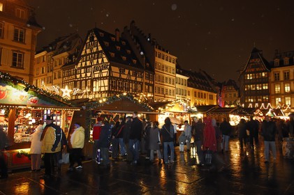 France, Bas Rhin (67), Strasbourg, cabane du marche de Noel place de la Cathedrale