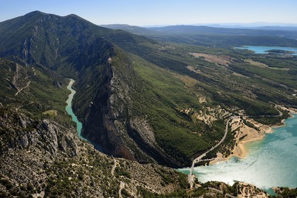 Var (83) rive gauche et Alpes-de-Haute-Provence (04) rive droite, Parc Naturel Régional du Verdon, les Gorges du Verdon qui débouchent sur le lac de Sainte Croix et le pont du Galetas (vue aérienne)