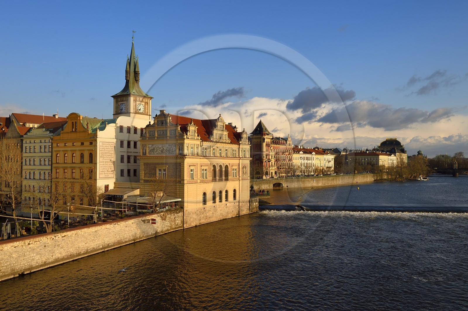République Tchèque, Prague, centre historique classé Patrimoine Mondial de l'UNESCO, la vieille ville (Stare Mesto) et le chateau d'eau de la vieille ville vue depuis le Pont Charles (Karluv Most)
