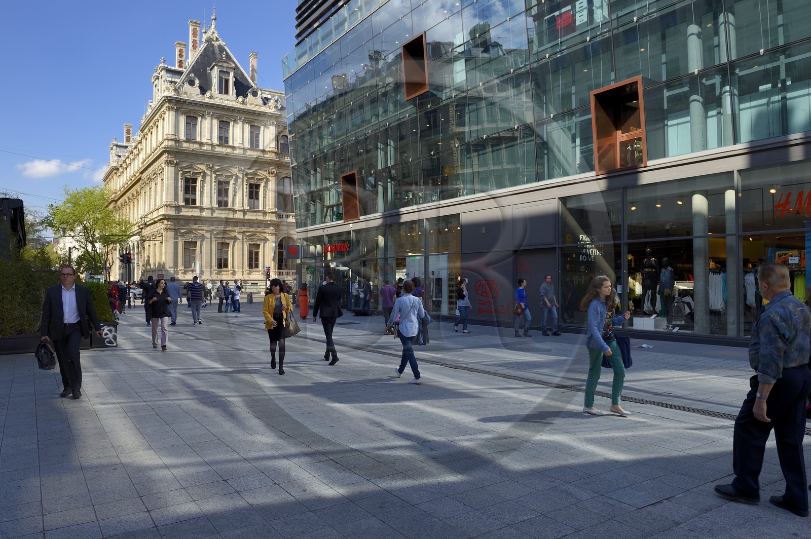 France, Rhône (69), Lyon, site historique classé Patrimoine Mondial de l'UNESCO, rue de la République, le Monoprix Grand Bazar de Lyon (2007) par les architectes Jean-Pierre Buffi et Philippe de Fouchier