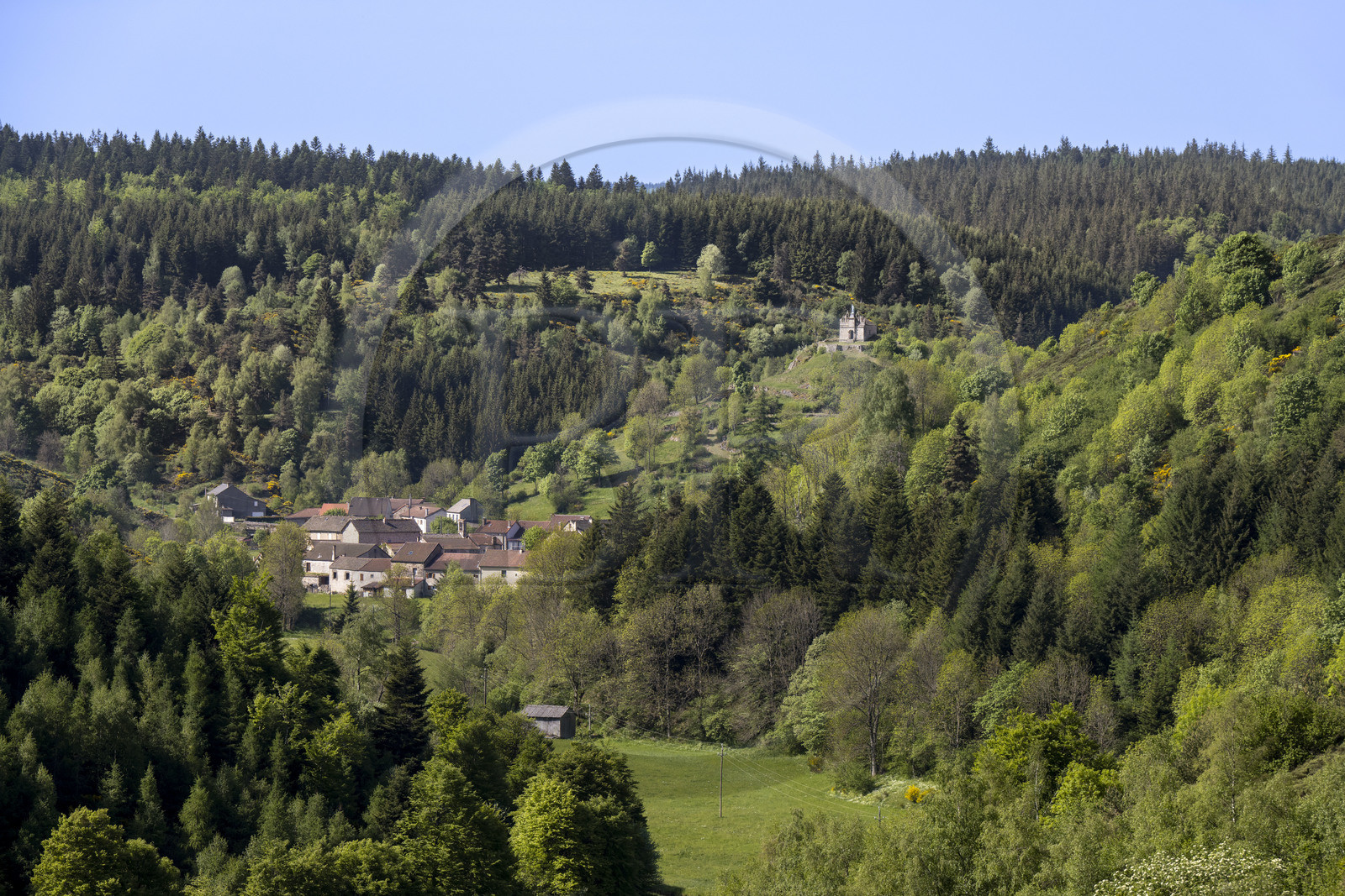 France, Lozère (48), Cheylard-l'Evêque, randonnée avec un âne sur le chemin de Stevenson (GR 70), le village dans la vallée