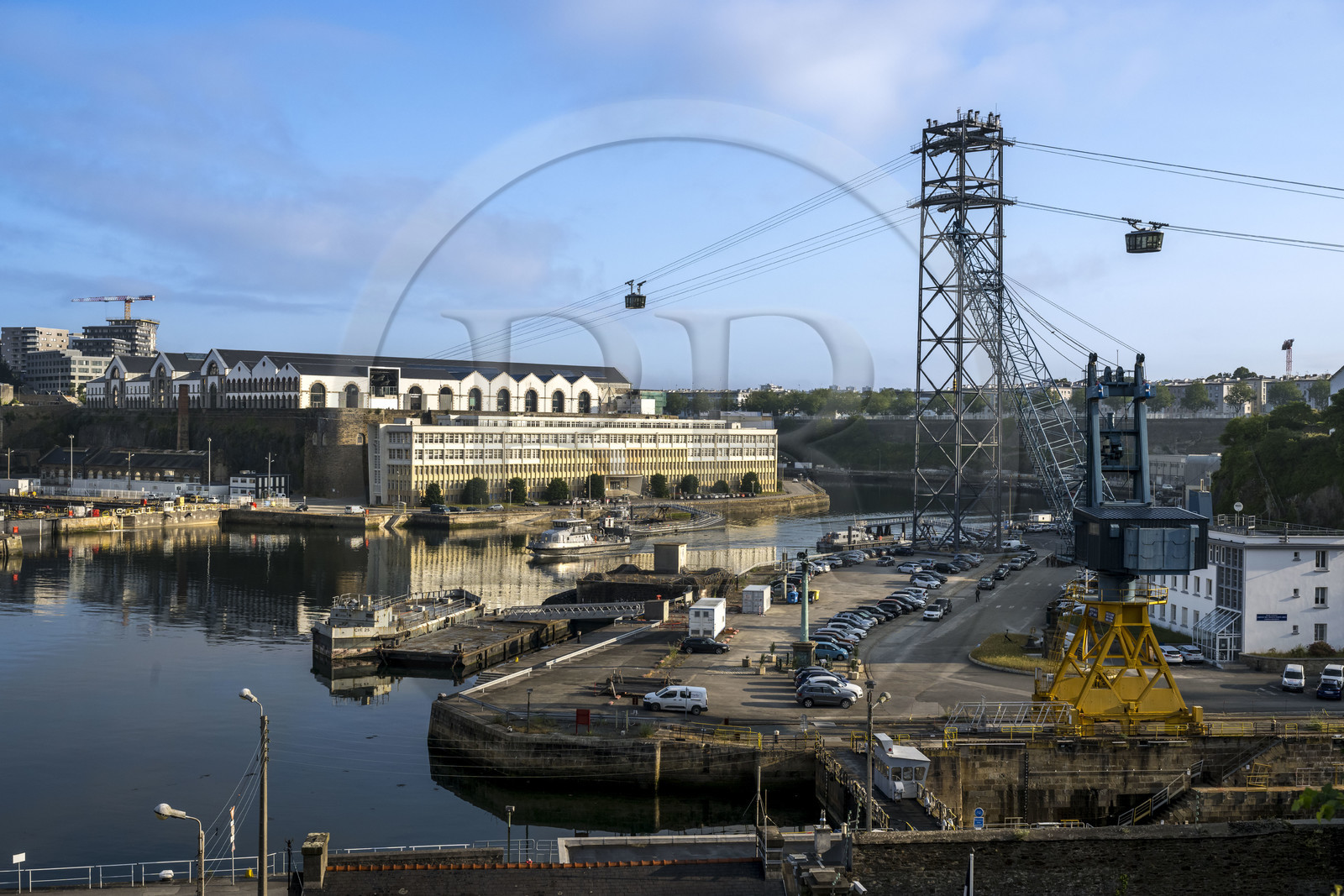 France, Finistère (29), Brest, l'arsenal, le port militaire est une base navale de la Marine nationale, le téléphérique urbain de Brest (ligne C du réseau Bibus) entre les deux rives de la Penfeld, relie les quartiers de Siam et des Capucins (à gauche)