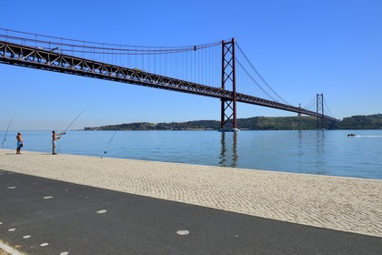 Portugal, Lisbonne, le pont du 25 de Abril sur le Tage