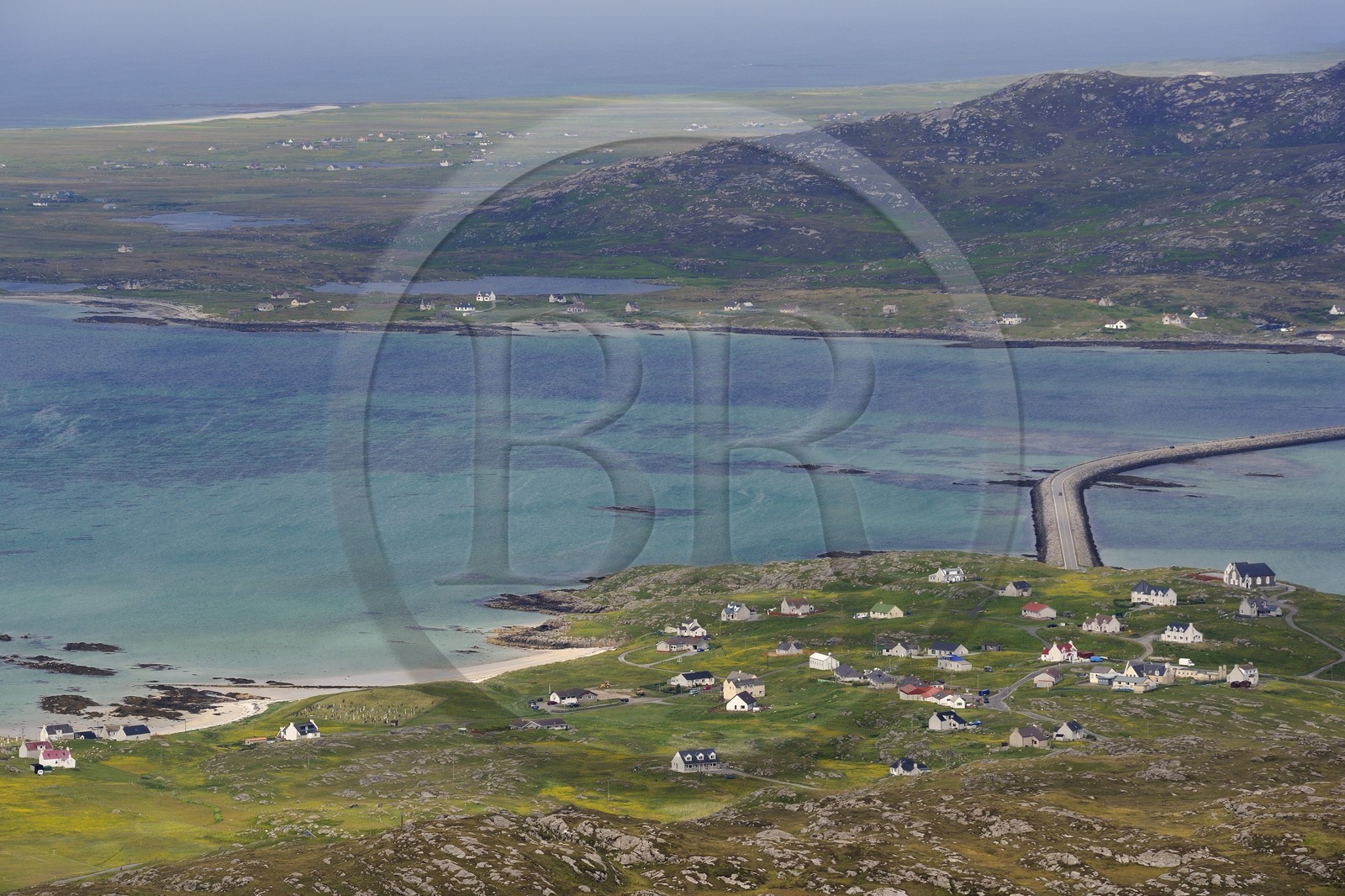 Royaume-Uni, Ecosse, Hébrides extérieures, chaussée ouverte en 2001 reliant l'Ile de Eriskay au premier plan à l'Ile de South Uist (vue aérienne)