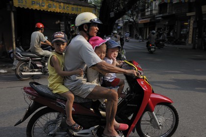 Vietnam, Hanoï, circulation d'une famille sans casque en moto dans la vieille ville